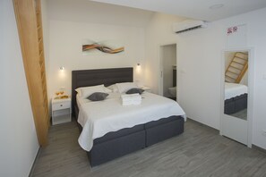 Deluxe Double rooms, shared terrace | Down comforters, in-room safe, desk, laptop workspace - Central Old Town Rooms (Split)