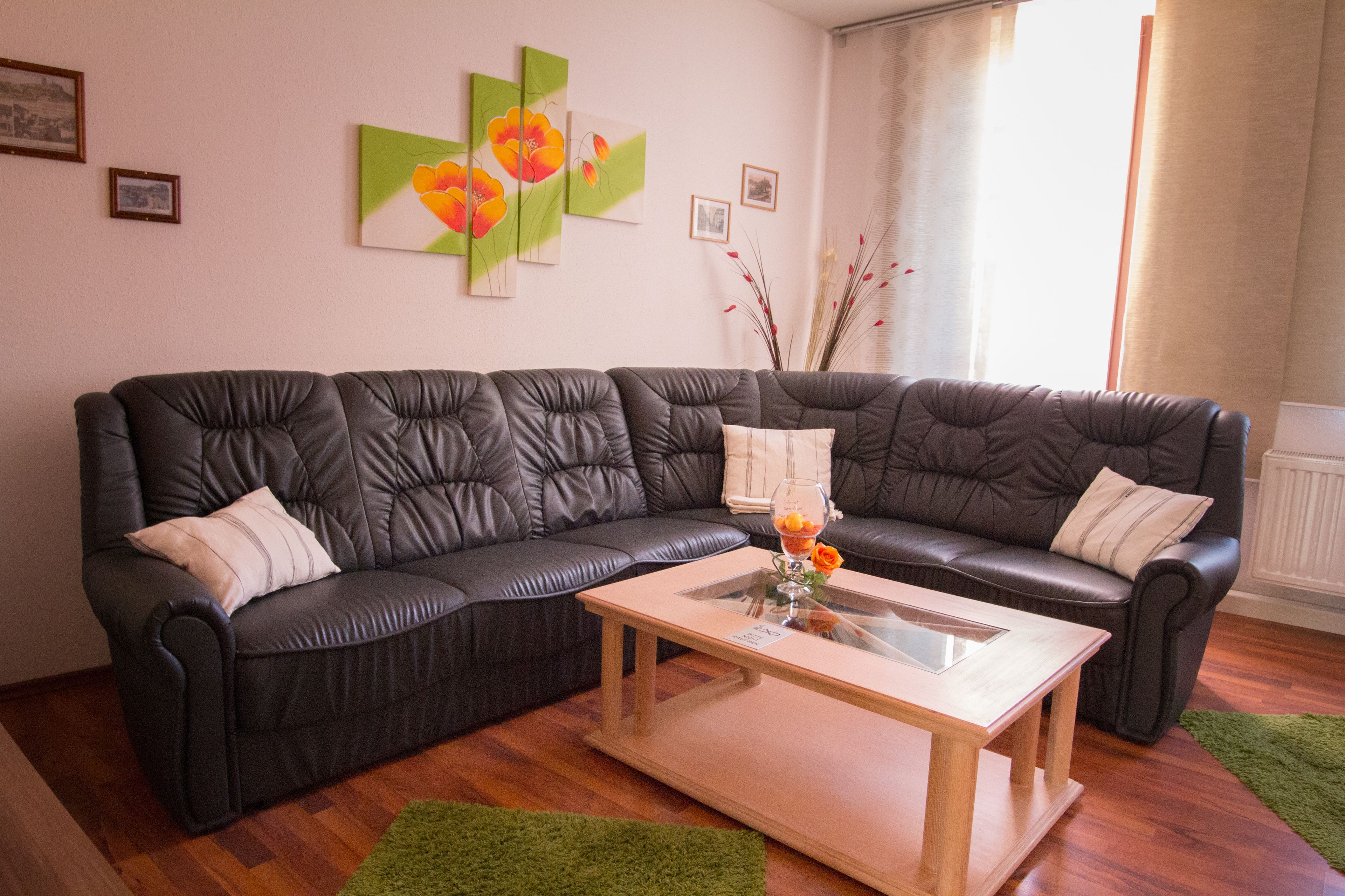 Apartment, Balkon | Wohnzimmer | Flachbildfernseher