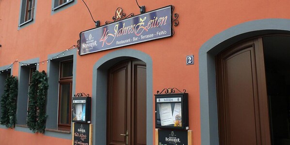 Un edificio con un letrero que dice "4 Jahre" y "Restaurante - Bar - Terraza - FeWo".