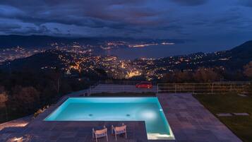 2 piscines extérieures, chaises longues