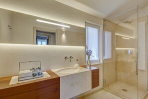 Produtos de toalete grátis, secador de cabelo, roupões de banho 