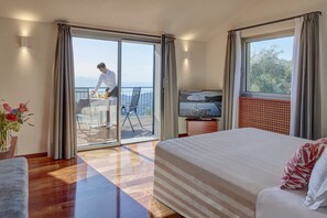 Deluxe Double Room, Terrace, Sea View | 1 bilik tidur, peralatan tempat tidur premium, bar mini 
