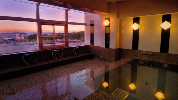 A spa area with a glass enclosure, a pool, and a view of the waterfront. - Himakajima Ocean View Hotel Seikaiso (Minamichita)