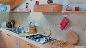 Fridge, oven, stovetop, coffee/tea maker
