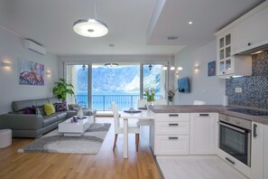 슈피리어 아파트, 침대(여러 개), 베이 전망 | 거실 공간 | TV