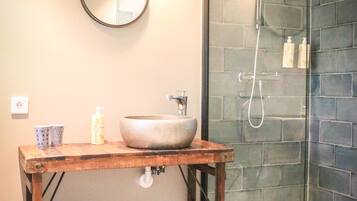 Deluxe Room, Garden View (East) | Bathroom
