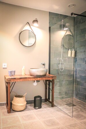 Deluxe Room, Garden View (East) | Bathroom | Shower, free toiletries, hair dryer, towels - SOEDER Countryhouse & Kitchen (Bastad)