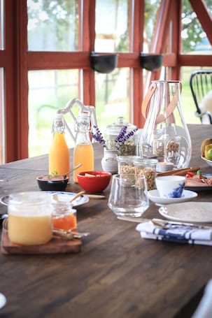 Free daily cooked-to-order breakfast . SOEDER Countryhouse & Kitchen