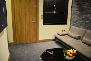 Suite (Monarch) | Living room