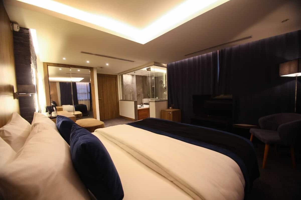 Suite (Monarch)