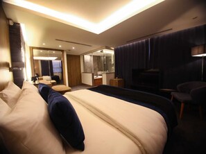 套房 (Monarch) | 迷你吧、客房内保险箱、办公桌、遮光窗帘