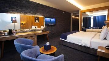 Rom – standard | Minibar, safe på rommet, skrivebord og blendingsgardiner