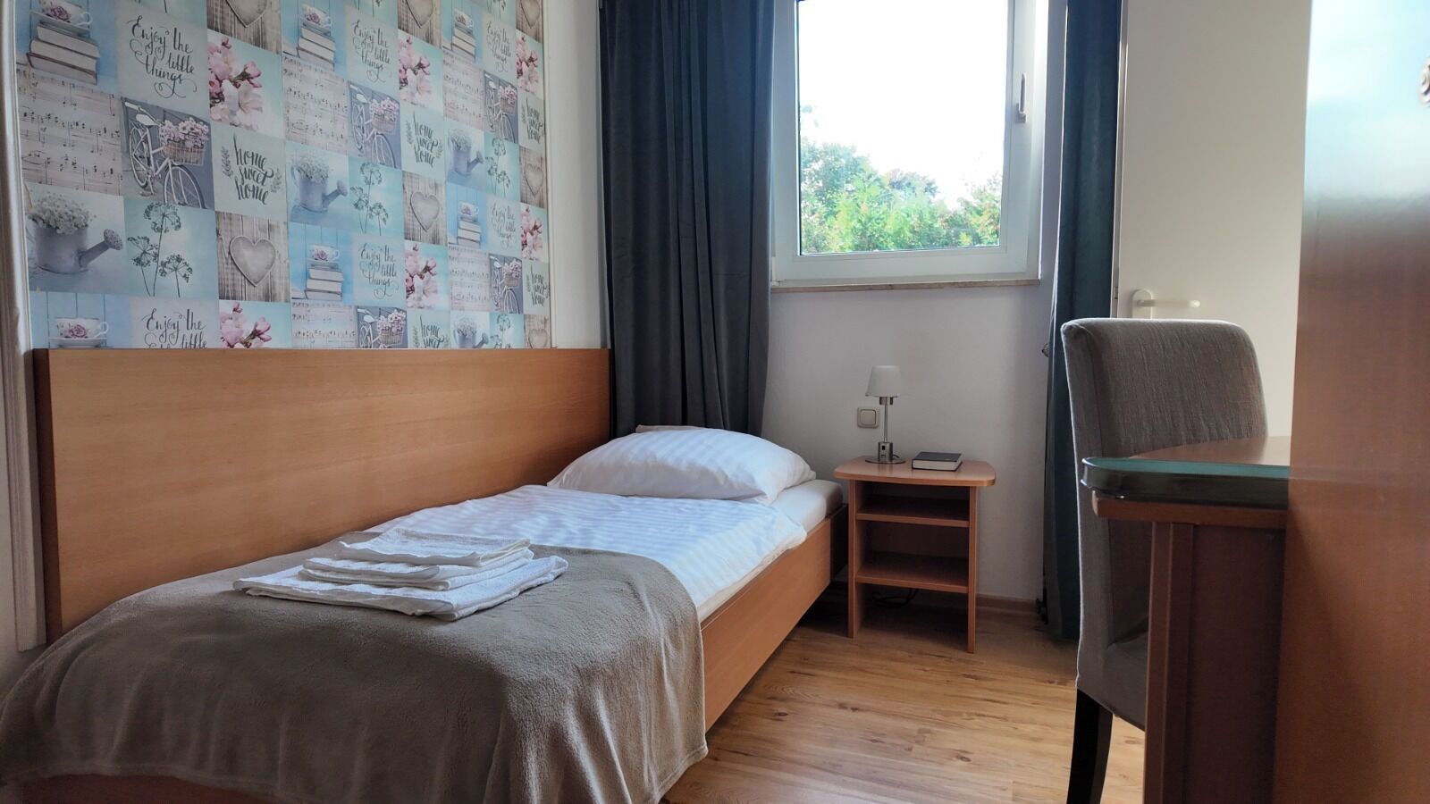 single room | free wifi, bed sheets