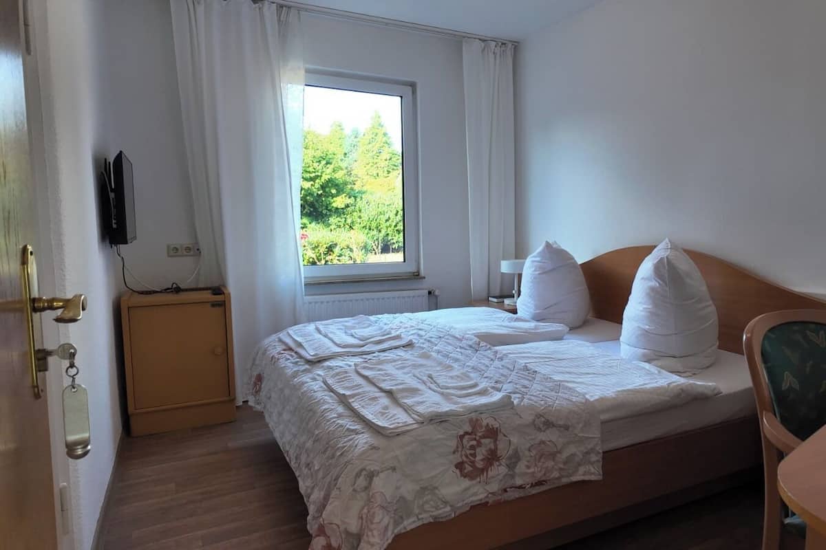 double room | free wifi, bed sheets