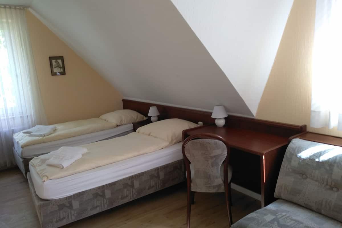 twin room | free wifi, bed sheets