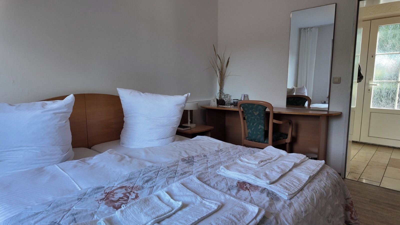 double room | free wifi, bed sheets