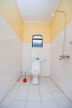 Douche, articles de toilette gratuits, serviettes fournies, savon