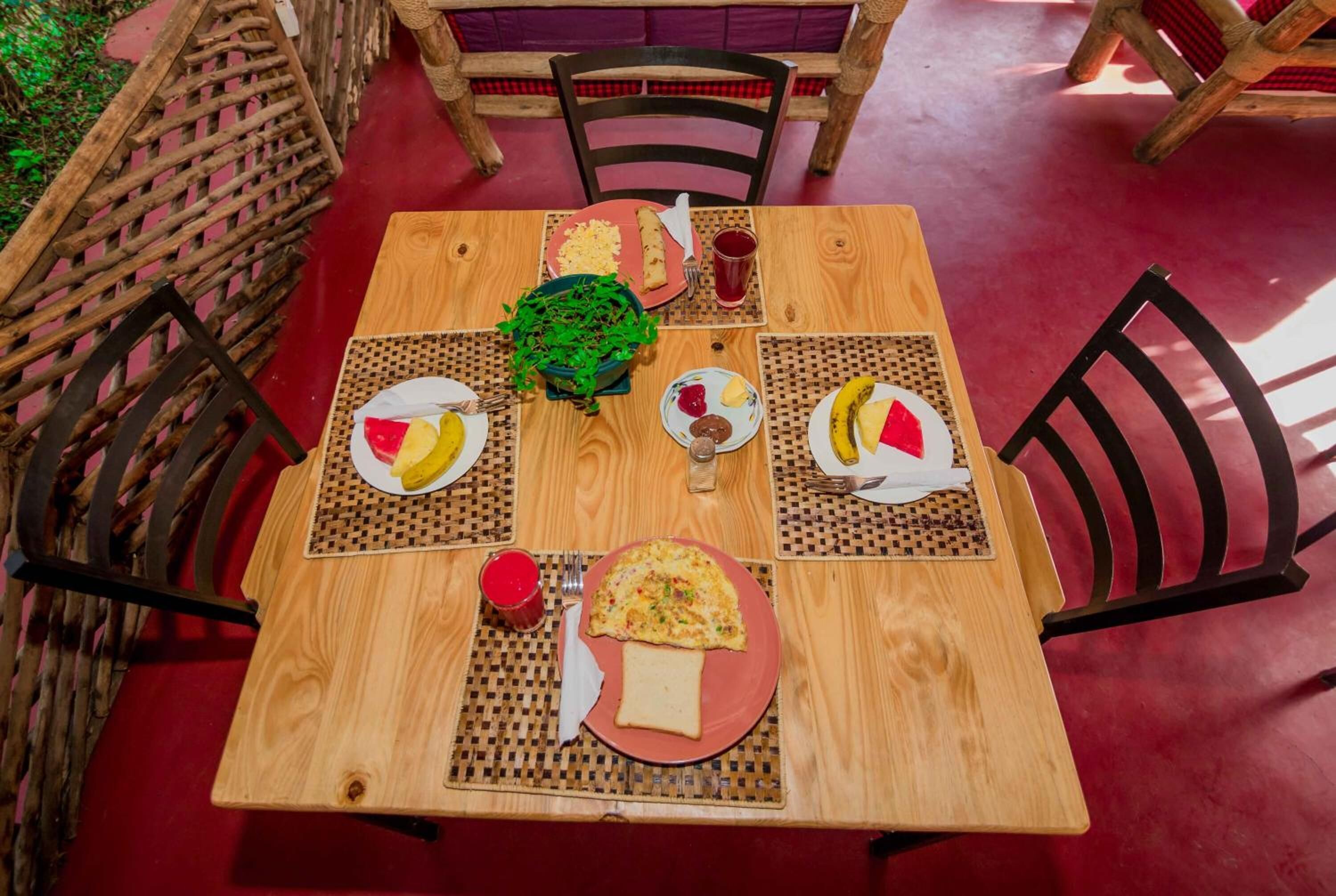 ランチ、ディナーに営業 (郷土料理と各国料理)