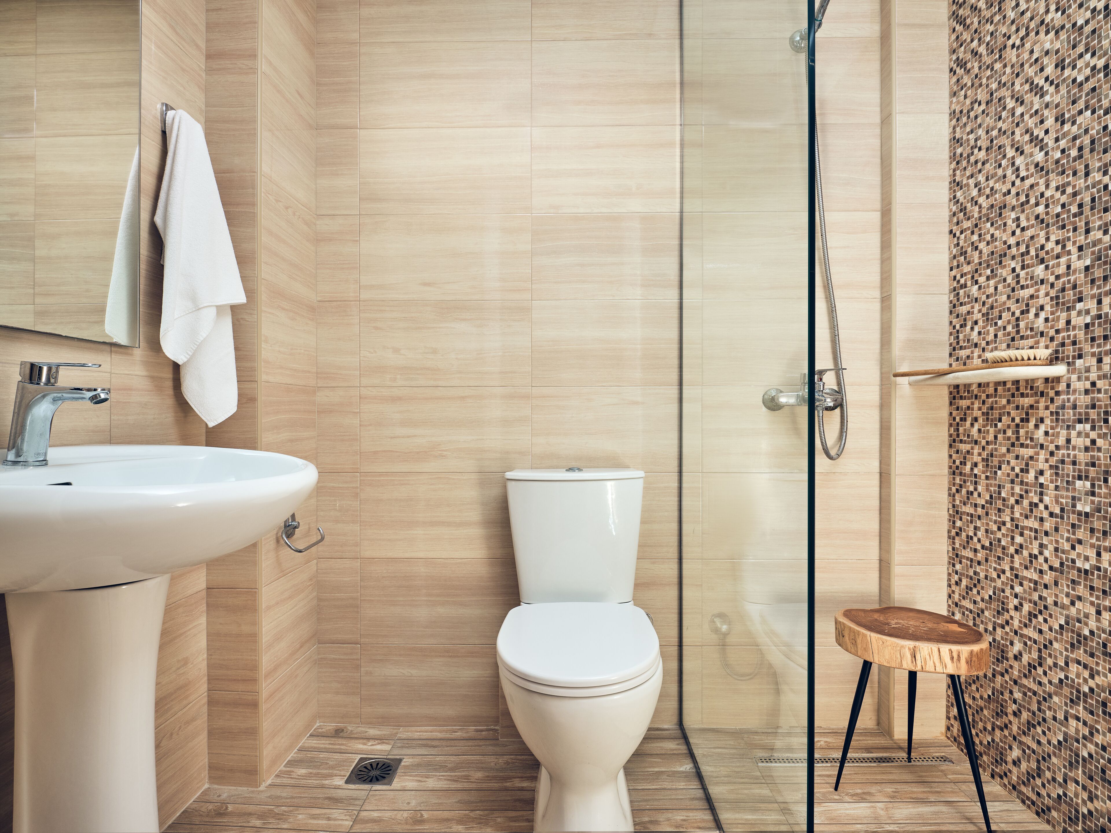 Deluxe Double Room with Balcony | Bathroom | Shower, rainfall showerhead, free toiletries, hair dryer