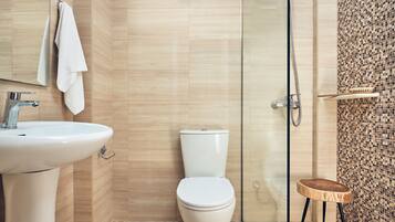 Deluxe Double Room with Balcony | Bathroom | Shower, rainfall showerhead, free toiletries, hair dryer