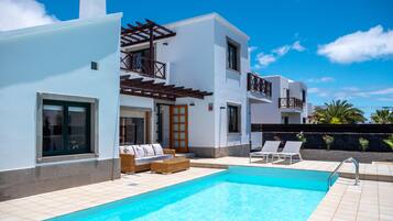 Villa | Outdoor pool | Outdoor pool, a heated pool