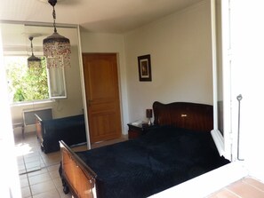 4 bedrooms, desk, iron/ironing board, WiFi