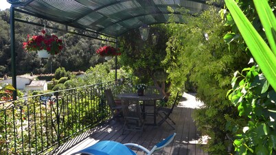 Villa du loup 5 kms from the sea in a green setting