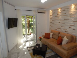 Lägenhet Comfort - utsikt mot trädgården | Vardagsrum | 42-tums platt-tv med kabelkanaler, LCD-tv och golvvärme