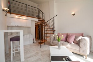 Duplex Standard | Vardagsrum | 42-tums platt-tv med kabelkanaler, LCD-tv och golvvärme