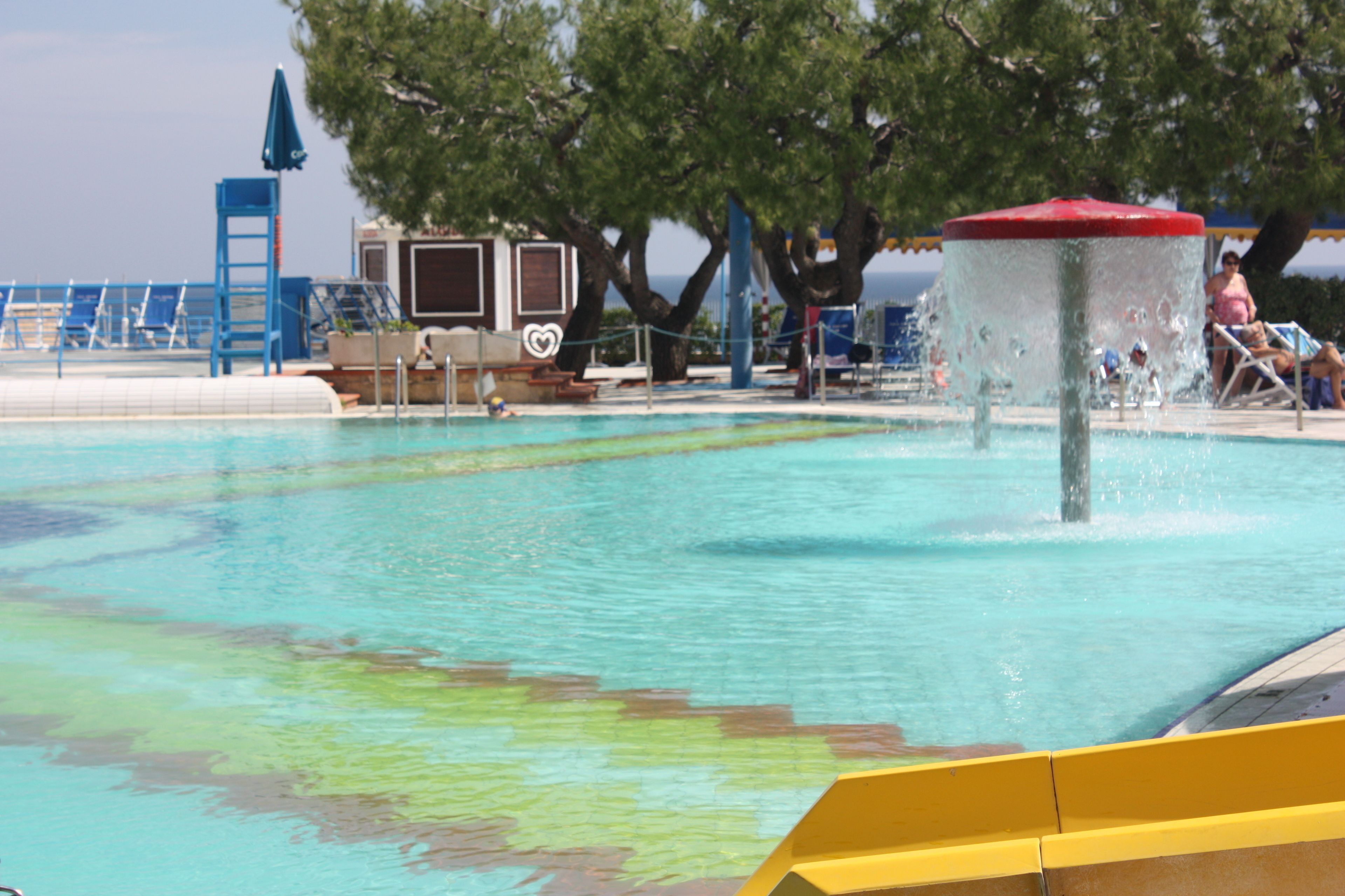 2 من حمّامات السباحة الخارجية، مقاعد للتشمس