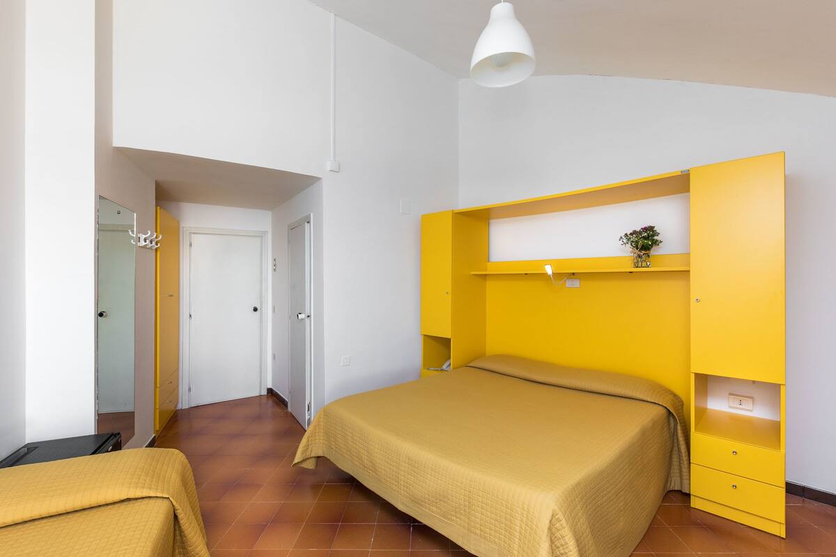 Desk, cots/infant beds, bed sheets