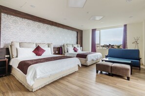 Rom – deluxe, 2 queensize-senger, bakgårdsutsikt | Dundyner, skrivebord, blendingsgardiner og wi-fi (inkludert)