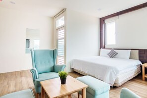 Camera Deluxe, letti multipli, vista cortile | Copriletto in piuma, una scrivania, tende oscuranti, Wi-Fi gratuito