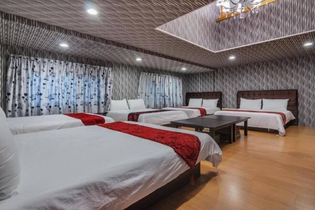 ألحفة محشوة بالريش ومكتب وستائر تعتيم وواي فاي مجانًا