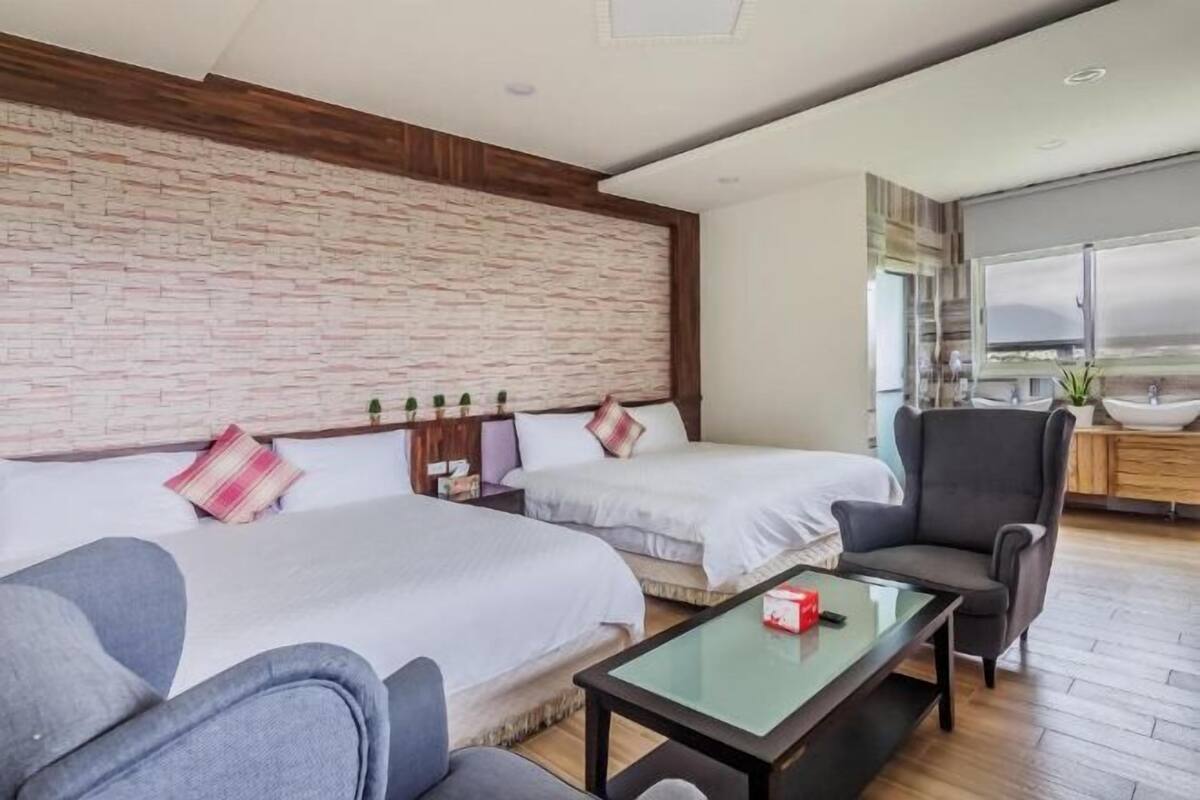 ألحفة محشوة بالريش ومكتب وستائر تعتيم وواي فاي مجانًا