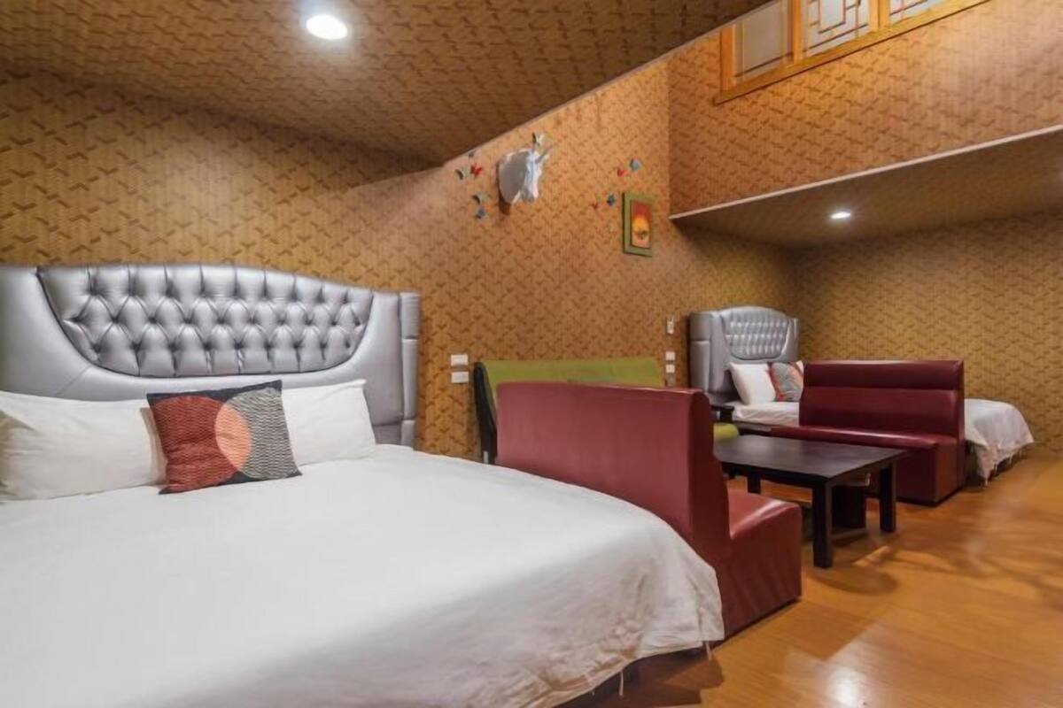 ألحفة محشوة بالريش ومكتب وستائر تعتيم وواي فاي مجانًا