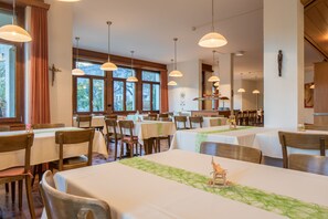 包含每日自助早餐