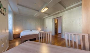 1 bedroom, desk, cribs/infant beds, free WiFi