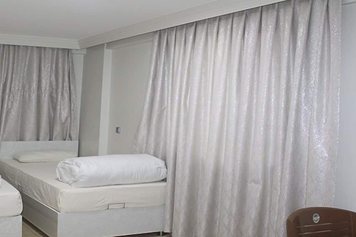 Escritorio, wifi gratis y ropa de cama