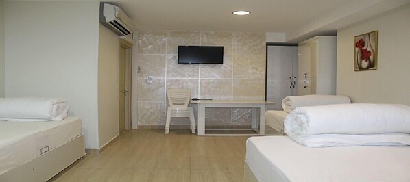 Quarto triplo standard | Escrivaninha, Wi-Fi de cortesia, roupa de cama