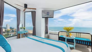 Suite, pemandangan laut | Seprai premium, tempat tidur Select Comfort, minibar, dan brankas