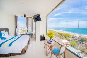 Phòng Suite, quang cảnh biển | Khu phòng khách | TV màn hình phẳng 32-inch có truyền hình cáp, TV