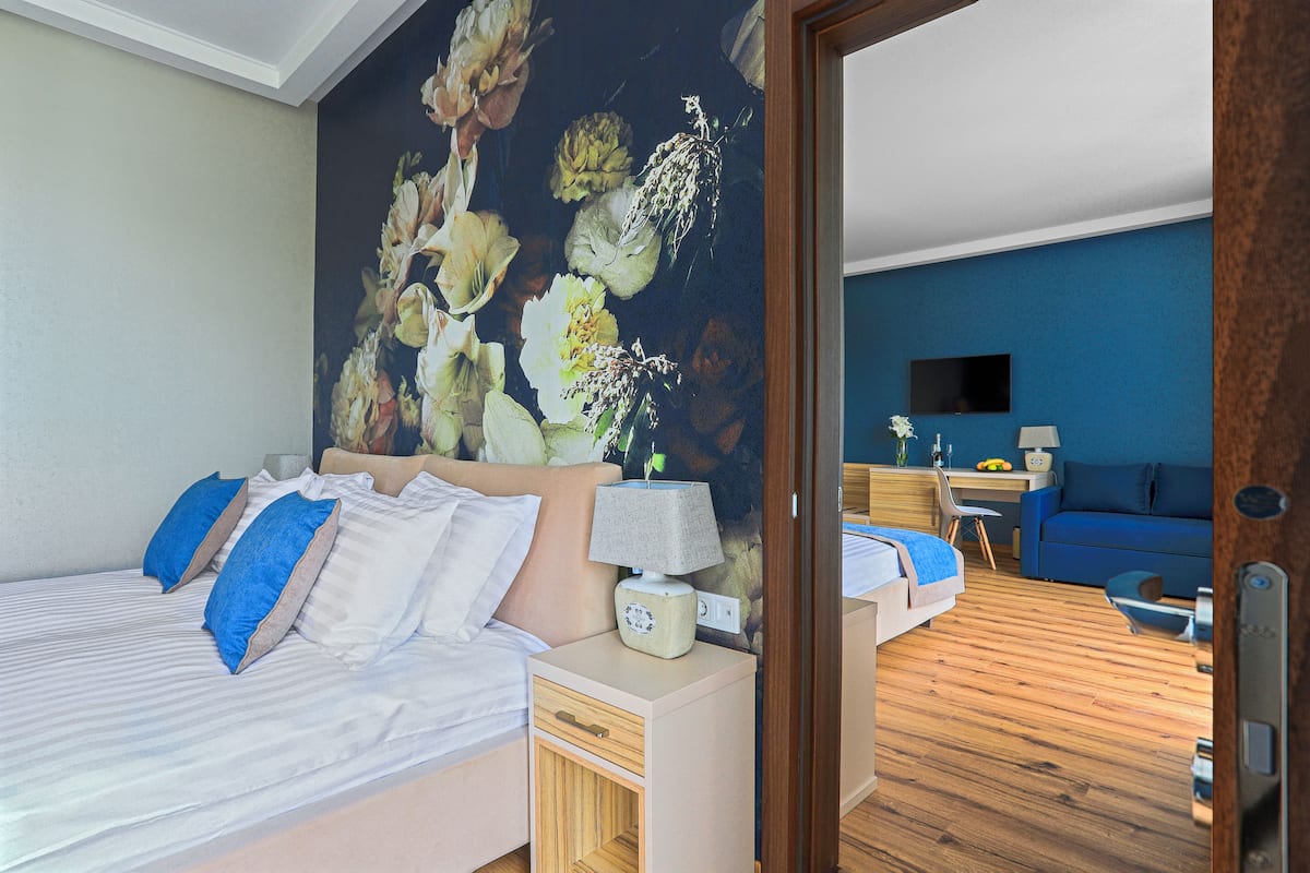 Family Room, Courtyard View | Hypo-allergenic bedding, minibar, in-room safe, desk