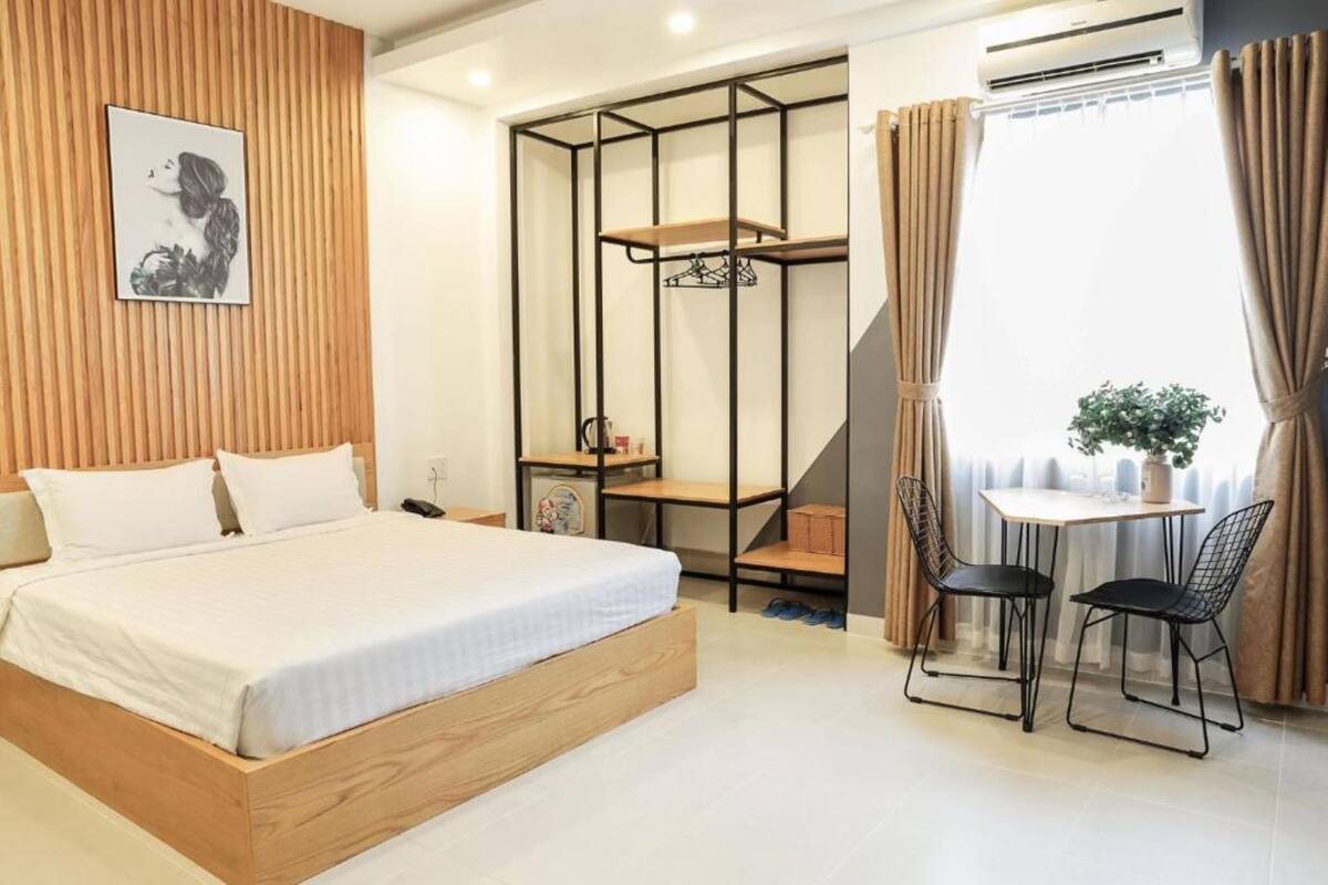Habitación doble Deluxe, 1 cama Queen size, vista a la ciudad | Minibar, escritorio, insonorización y wifi gratis