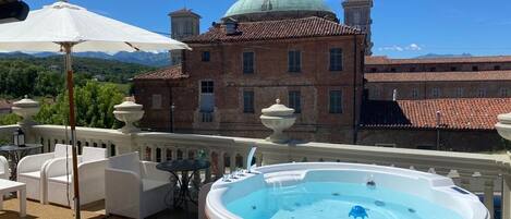 Piscine extérieure (ouverte en saison), parasols de plage