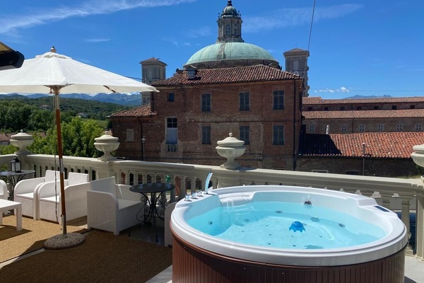 Seasonal outdoor pool, open 9:00 AM to 7:00 PM, pool umbrellas