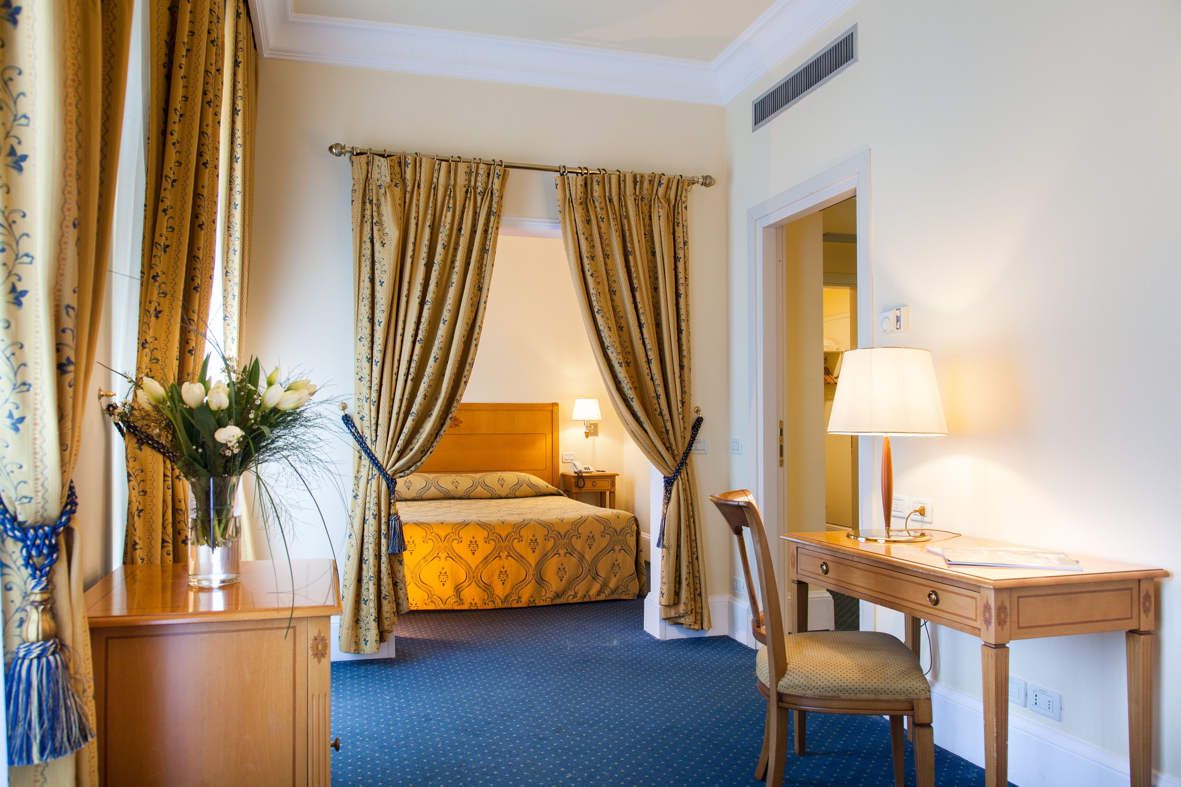 junior suite | minibar, desk, free wifi, bed sheets