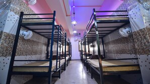 Blackout drapes, soundproofing, iron/ironing board, WiFi (free) - Pillow Dormitory (Amritsar)