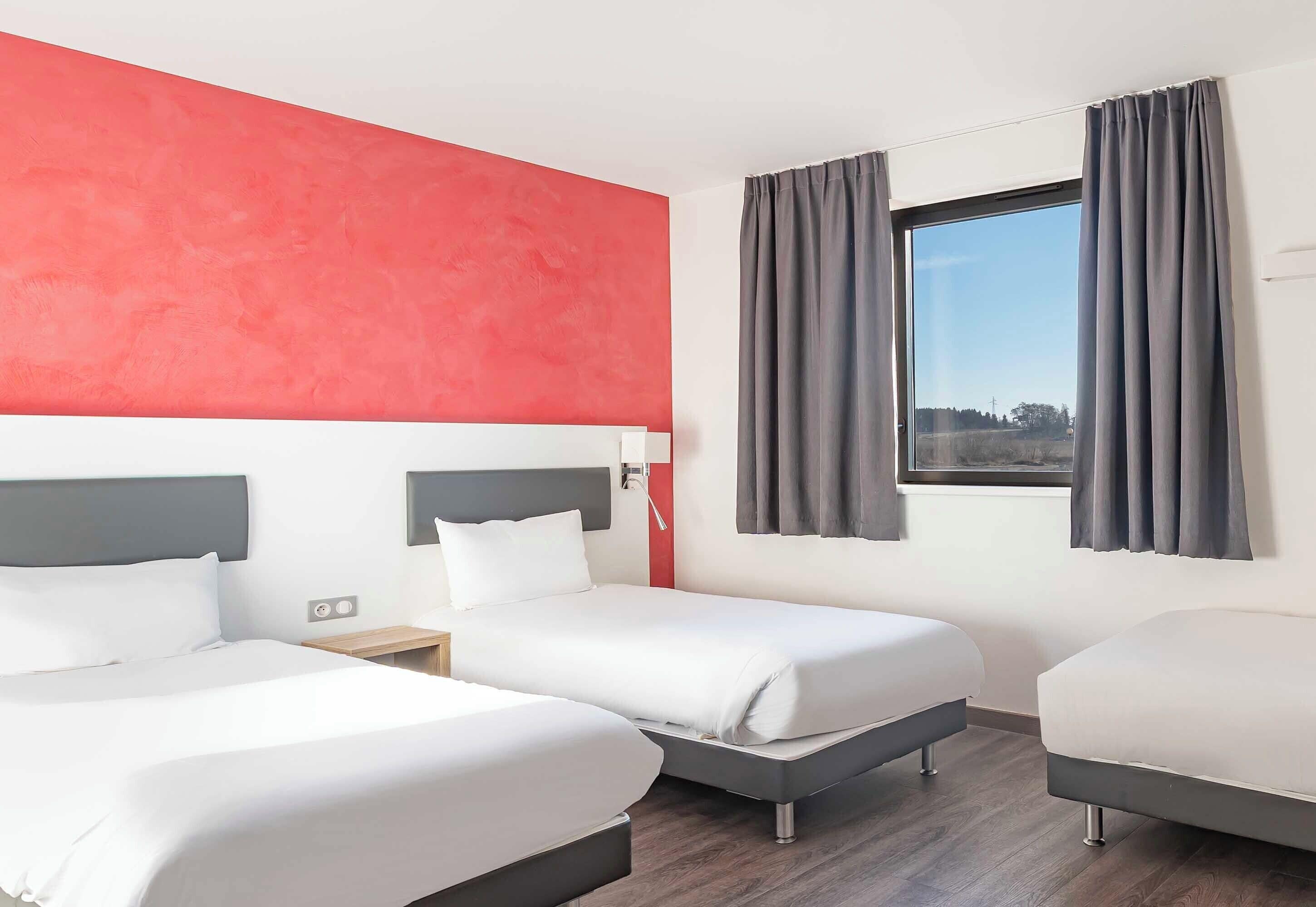 Standard Triple Room, Non Smoking | 1 bedroom, premium bedding, in-room safe, desk
