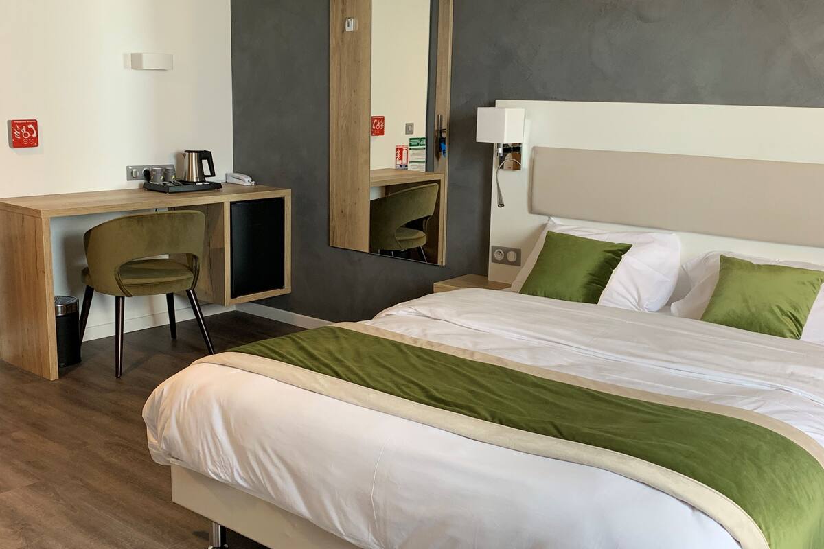 1 bedroom, premium bedding, in-room safe, desk